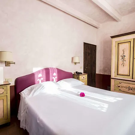 Отель Castello Di 4*